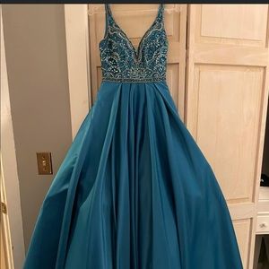 I am selling this prom dress that has never been wore, tags are still attached.